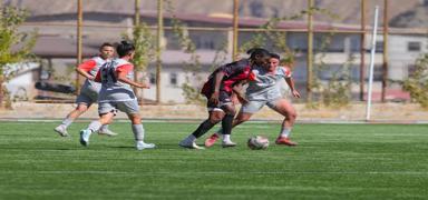 Y�ksekova Spor Kad�n Futbol Tak�m� ile Fatih Vatan Spor berabere kald�