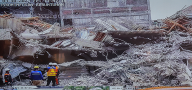 Endonezya'daki okul facias�nda bilan�o a��rla��yor! Hayat�n� kaybedenlerin say�s� 54'e y�kseldi