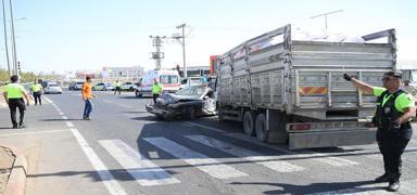 Diyarbak�r'da 6 ara� birbirine girdi! Yaral�lar var
