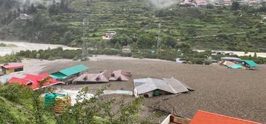 Hindistan'da feci olay! Kayalar�n devrilmesi sonucu 15 ki�i can verdi