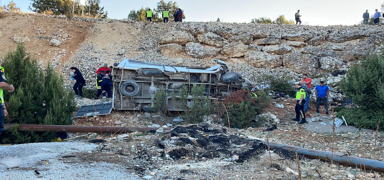 ���ileri ta��yan servis �arampole devrildi: 5 �l� 14 yaral�