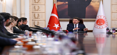 Yeni Anayasa ve Terrsz Trkiye: Bakan Tun'tan genlere gven mesaj