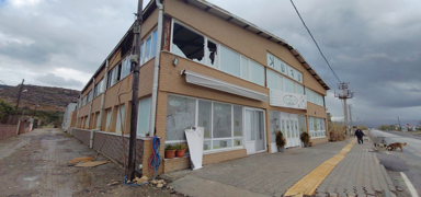 Hatay'da iddetli rzgar camlar krd