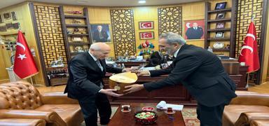 Yavuz Bing�l'den MHP Lideri Bah�eli'ye anlaml� hediye