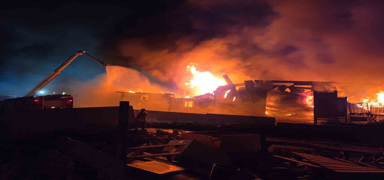 Geri d�n���m fabrikas� alev alev yand�