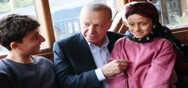 Cumhurba�kan� Erdo�an, �aykur Rizespor Futbol Kul�b� ve Rize �ay �lkokulunu ziyaret etti