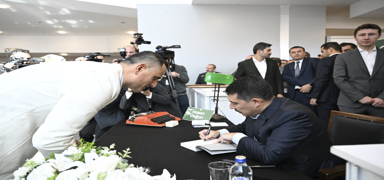 Cumhurba�kanl��� �zel Kalem M�d�r� Do�an, 22. Ankara Kitap Fuar�'nda kitaplar�n� imzalad�