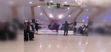 �ark� s�ylerken yere y���ld�