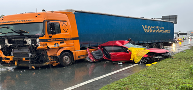 Rize'de otomobil ile t�r �arp��t�: 3 can kayb�