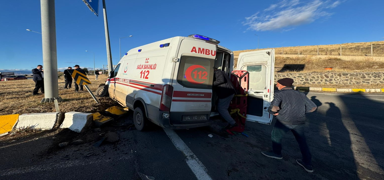 A�r�'da ambulans ile kamyonet �arp��t�: 7 ki�i yaral�