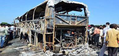 Hindistan'da yolcu otob�s� alevlere teslim oldu! 19 ki�i hayat�n� kaybetti