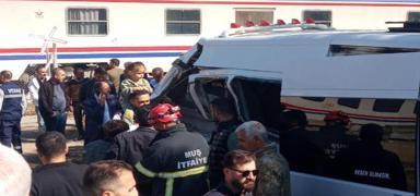 Mu�'ta tren servis minib�s�ne �arpt�: 17 ��renci yaral�