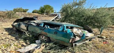 Otomobilin �arampole devrilmesi sonucu iki ki�i hayat�n� kaybetti