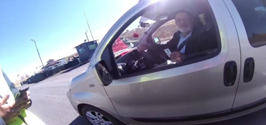 H�seyin amcan�n bayrak sevgisi duyguland�rd�! 'Ben onsuz yola ��kmam'