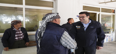 AK Parti AKM ekibi Menemen'de vatandalarla bir araya geldi