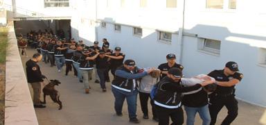 Bay�aralar �etesine operasyon: Helikopter e�li�inde sevk edildiler