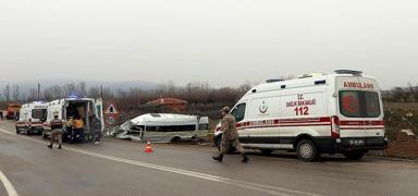 Denizli'de feci kaza: Minib�s �arampole devrildi