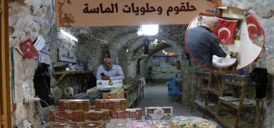 �srail i�galine T�rk bayraklar�yla meydan okuyorlar