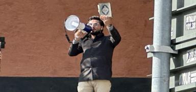 �sve�'te polis korumas�nda Kuran yakan m�lteciyi �ld�ren ki�i a��kland�