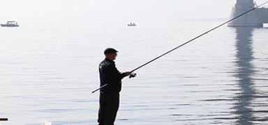 Balk tutan bir kiinin oltasna insan kafatas takld