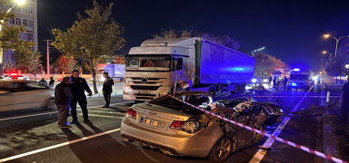 Aksaray'da t�ra �arpan otomobildeki a�abey �ld�, karde�i a��r yaraland�