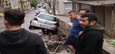 zmir'de saanak! Yollarda ukurlar olutu, arabalar yan yatt