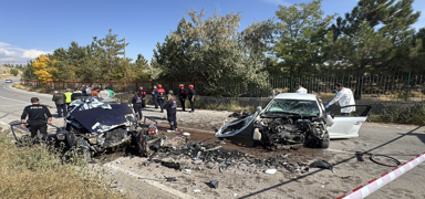 Sivas'ta iki otomobilin �arp��t��� kazada s�r�c�lerden biri �ld� di�er a��r yaraland�