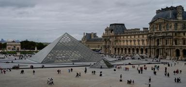 Louvre M�zesi'nde h�rs�zl�k... Macron: Fransa tarihine y�nelik sald�r�