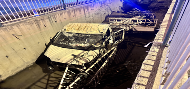 Kayseri'de kamyonet kanala d��t�: 2 yaral�