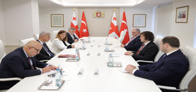 Kom�udan T�rkiye'ye te�ekk�r! Sa�l�k alan�nda i� birli�i i�in imzalar at�ld�