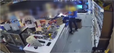 �stasyondaki �iddet kamerada! Kasiyeri darbedenler tutukland�