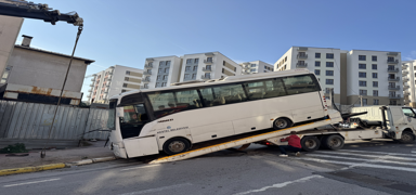 Kocaeli'de midib�s bina duvar�na �arpt�: 3'� polis 7 yaral�