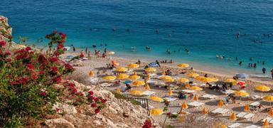 Yerli turist kesenin a�z�n� a�t�! Harcamalar 76 milyar liray� a�t�