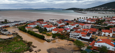 Fo�a'y� sa�anak vurdu! AFAD: 587 personel ve 265 ara� g�revlendirildi