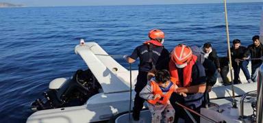 Yunanistan yine canlar� �l�me itti: 8'i �ocuk 19 g��men T�rk sular�nda kurtar�ld�