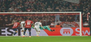 Berke �zer yine penalt� kurtard�! Lille'in ma�lubiyetine engel olamad�