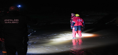 Fo�a'y� sel vurdu: Kay�p ki�i her yerde aran�yor