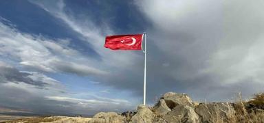 Ermenistan s�n�r�na T�rk bayra�� diktiler