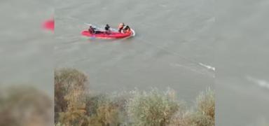 Nehirde korku dolu anlar! Ak�nt�n�n ortas�nda sar�larak hayatta kald�lar