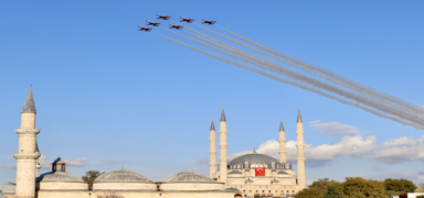 T�rk Y�ld�zlar�, Edirne semalar�nda g�steri u�u�u yapt�