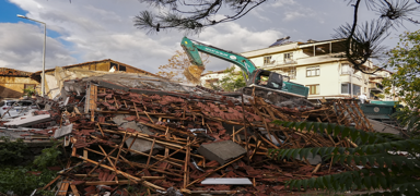 Balkesir Sndrg merkezli depremde yklan binalarn enkaz kaldrlyor