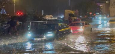 �stanbul'da sa�anak ya��� su bask�nlar�na neden oldu