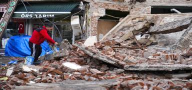 Sndrg'da depremin yaralar sarlyor