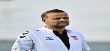 Sivasspor'da Osman Zeki Korkmaz ile yollar ayr�ld�