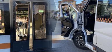 Bayrak asmak i�in kap�s�n� a��k b�rakm��t�! Tramvay servise �arpt�: 3 yaral�