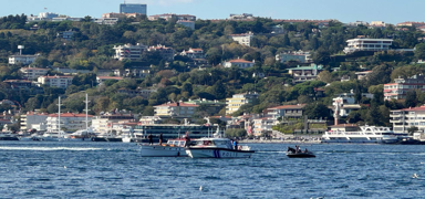 �stanbul Bo�az�'nda kaza! Tekneyle �arp��an kanodan suya d��en 4 ki�i kurtar�ld�