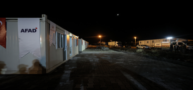 Sndrg depreminin yaralar sarlyor... AFAD Bakan Pehlivan: 100 konteynerin anahtarlarn teslim ettik