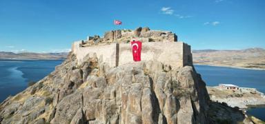 Surlara 50 metrekarelik dev T�rk bayra�� as�ld�