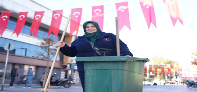 Temizlik i��isinden duyguland�ran hareket: Eldivenim bayra��m�z� kirletmesin diye ��kard�m