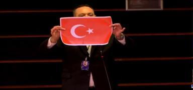 T�rk bayra��n� y�rtan �rk��ya �deme yap�lm��